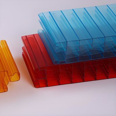 Folha de policarbonato vermelho de 40 mm resistente a impactos duráveis e esteticamente atraente com textura de padrão de plugue e proteção UV