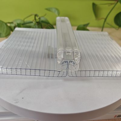 Bom preço. Folha de policarbonato de quatro camadas com fecho em U para telhado de isolamento térmico on-line