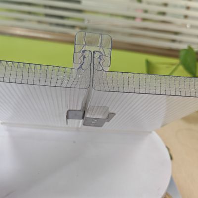 Folha de policarbonato de seis camadas com fecho em U para isolamento térmico superior