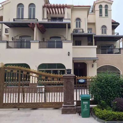 Estrutura de alumínio cinza e toldo com cobertura de policarbonato cinza, projetado com acomodação de expansão térmica e sistema de vedação à prova d'água para abrigo externo